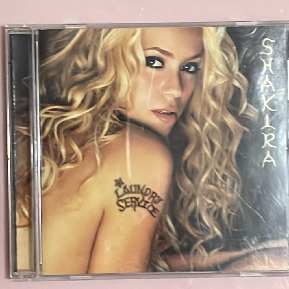 Shakira “Laundry Service” CD